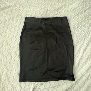 BLACK BODYCON SKIRT
